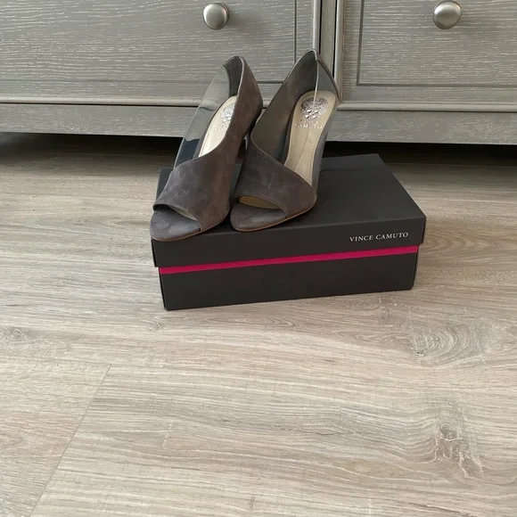 New Vince Camuto heels. - Picture 3 of 3